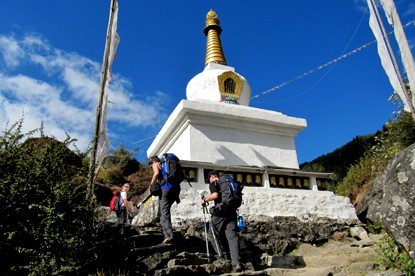 Hiking to Phakding.